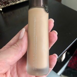 Becca Aqua Luminous Perfecting Foundation